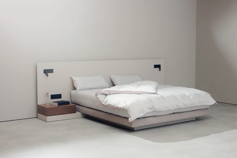 Ultraflaches Boxspringbett mit lackiertem Wandpaneel