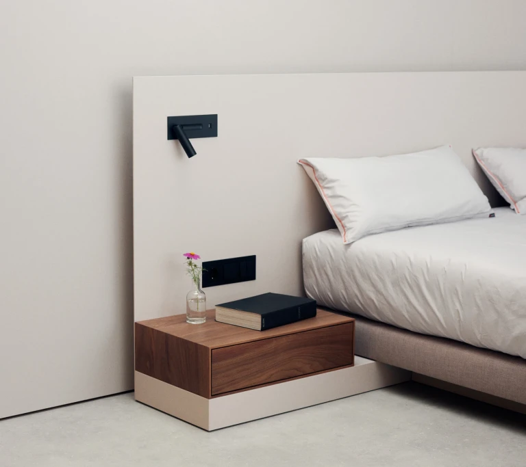 Ultraflaches Boxspringbett mit lackiertem Wandpaneel