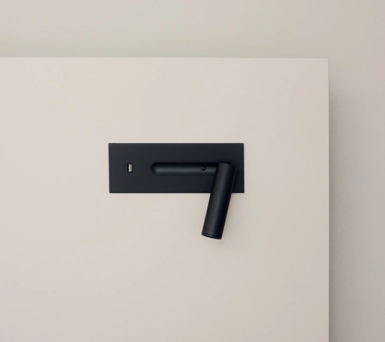 Ultraflaches Boxspringbett mit lackiertem Wandpaneel