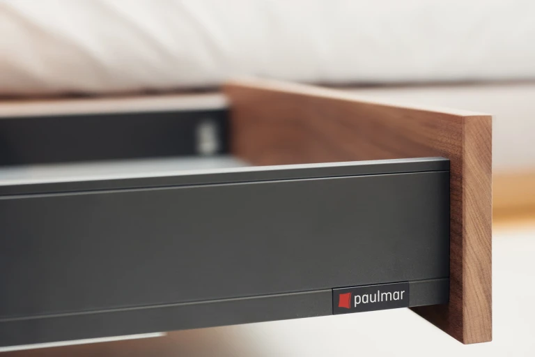 Ultraflaches Boxspringbett mit lackiertem Wandpaneel