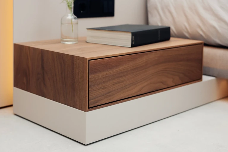 Ultraflaches Boxspringbett mit lackiertem Wandpaneel