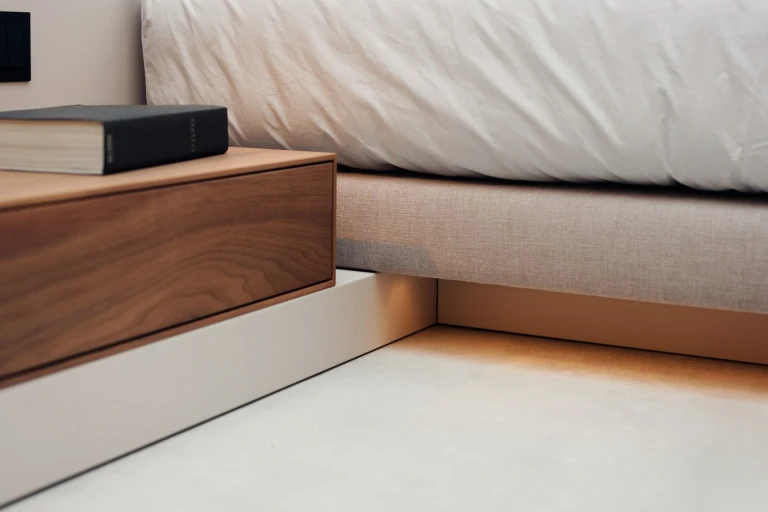 Ultraflaches Boxspringbett mit lackiertem Wandpaneel