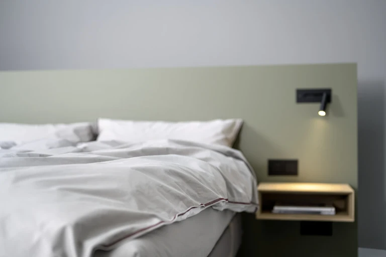 Boxspringbett mit Linoleum-beschichtetem Wandpaneel