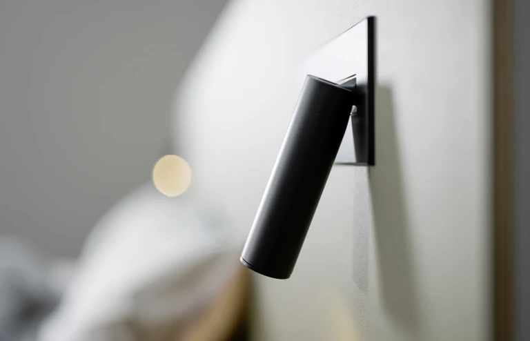 Boxspringbett mit Linoleum-beschichtetem Wandpaneel