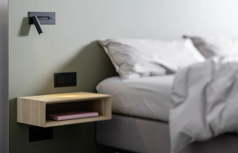 Boxspringbett mit Linoleum-beschichtetem Wandpaneel