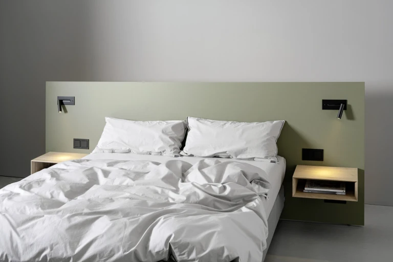 Boxspringbett mit Linoleum-beschichtetem Wandpaneel