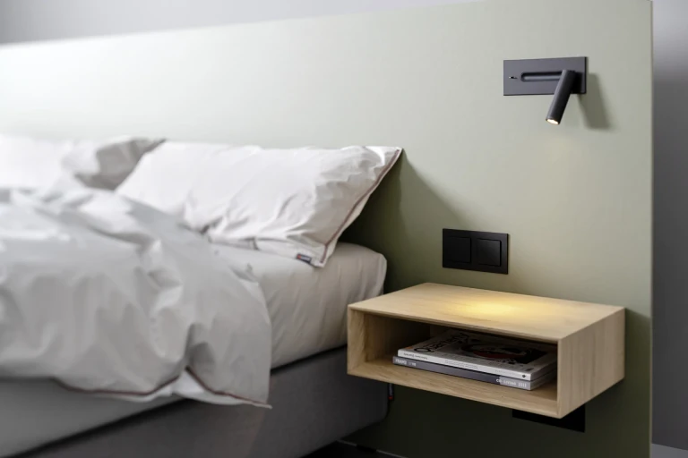 Boxspringbett mit Linoleum-beschichtetem Wandpaneel